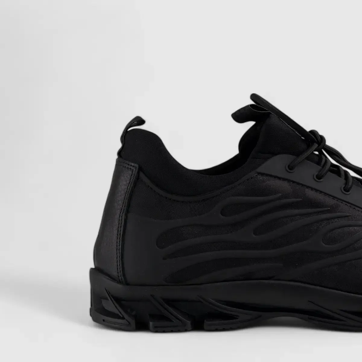 Bulletti Lace Up Sneaker Black 152-03259