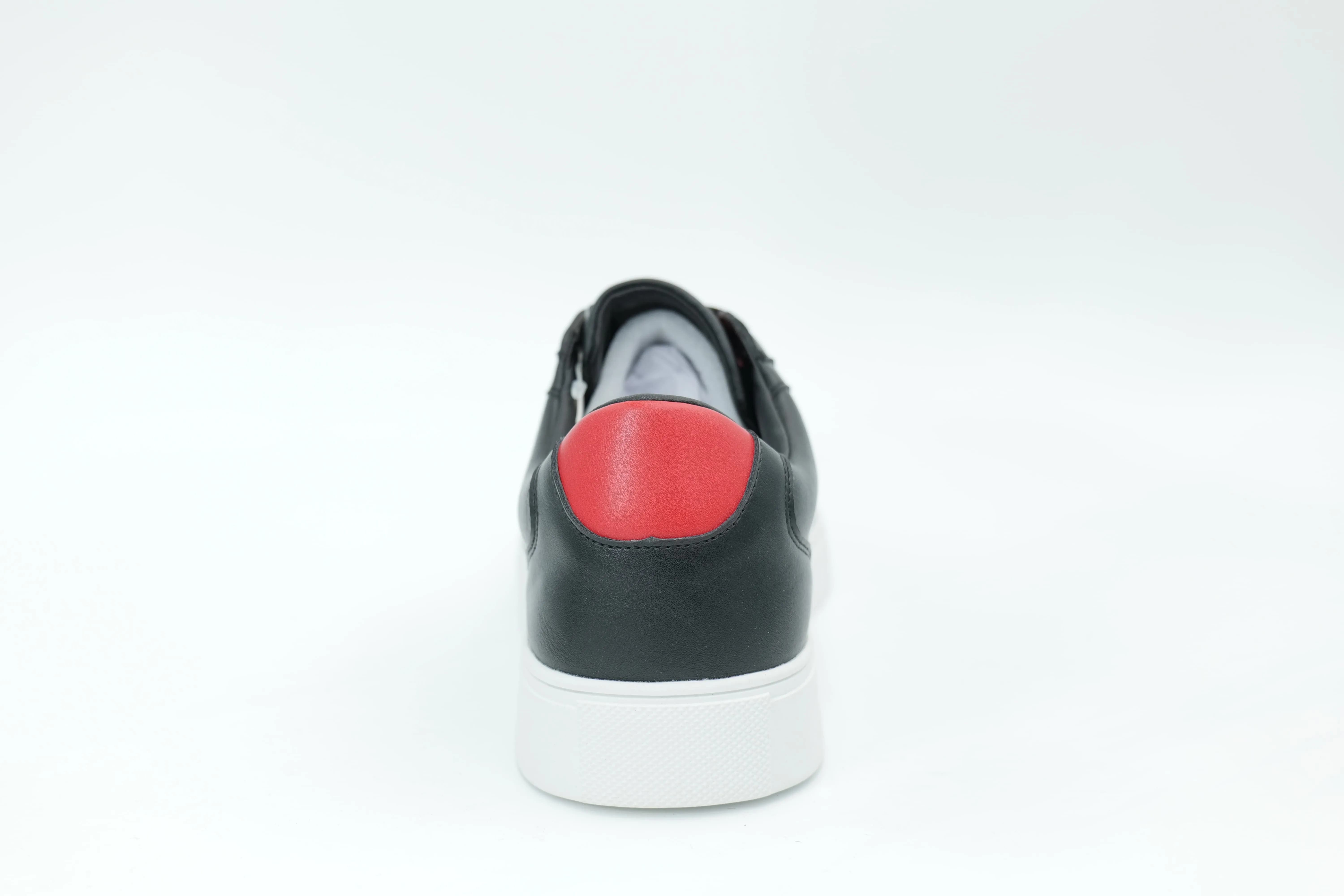 Casual sneakers