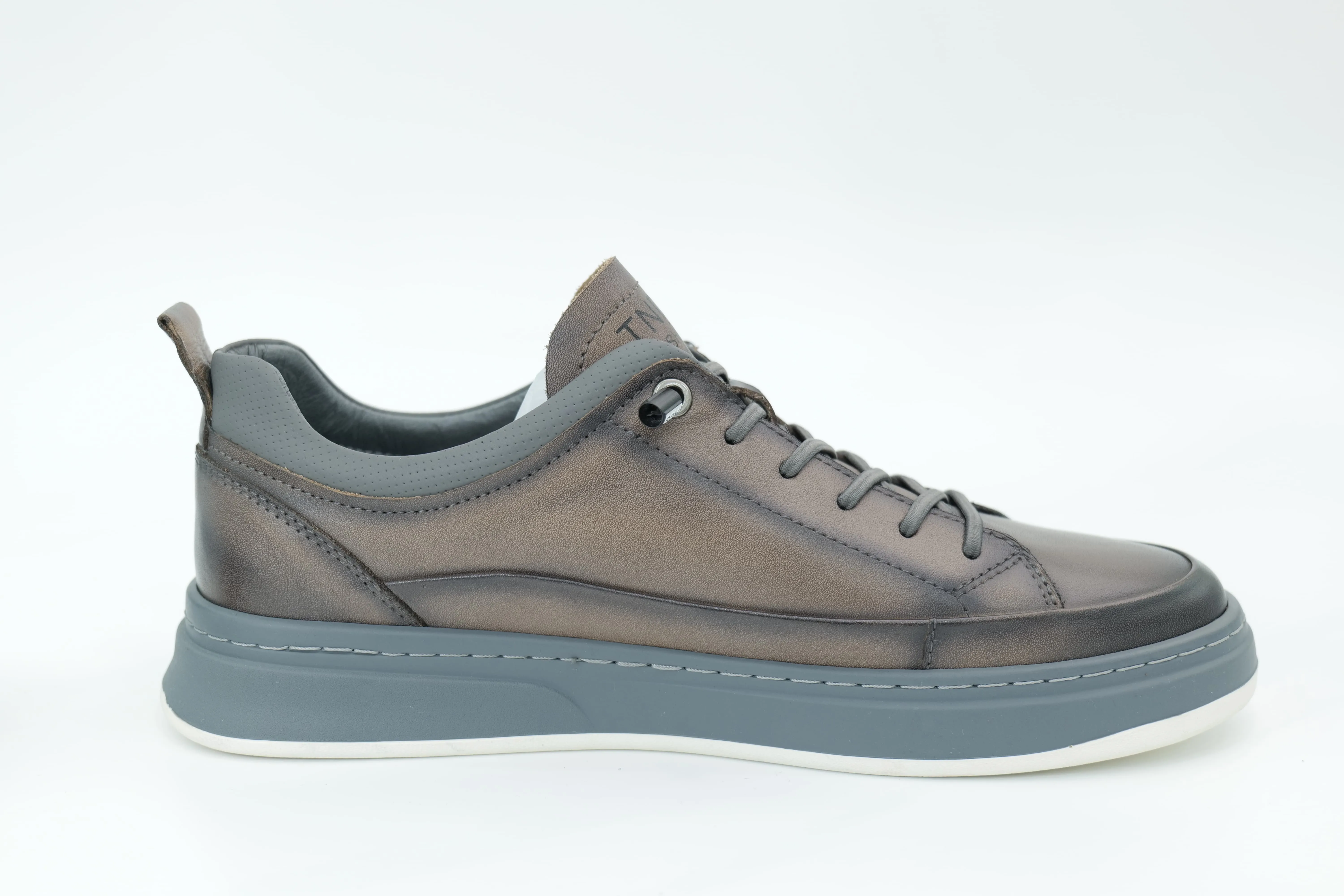 Casual sneakers