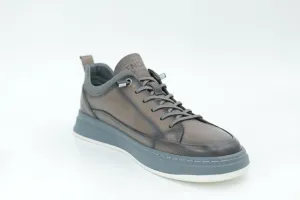 Casual sneakers