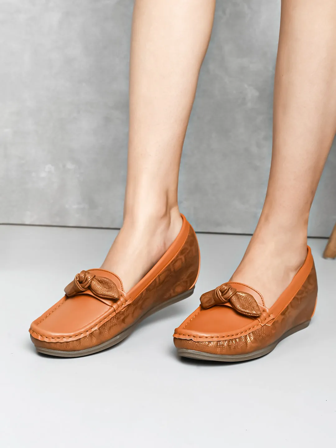 Elegant Bow with Snake-Print Loafers