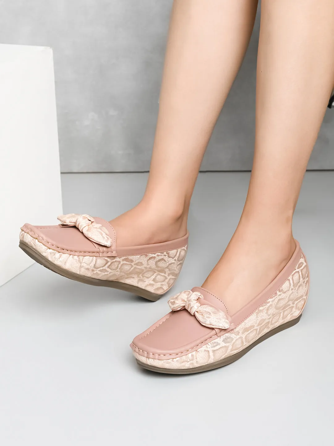 Elegant Bow with Snake-Print Loafers