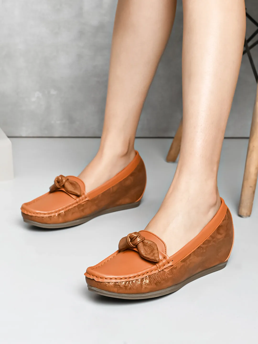 Elegant Bow with Snake-Print Loafers
