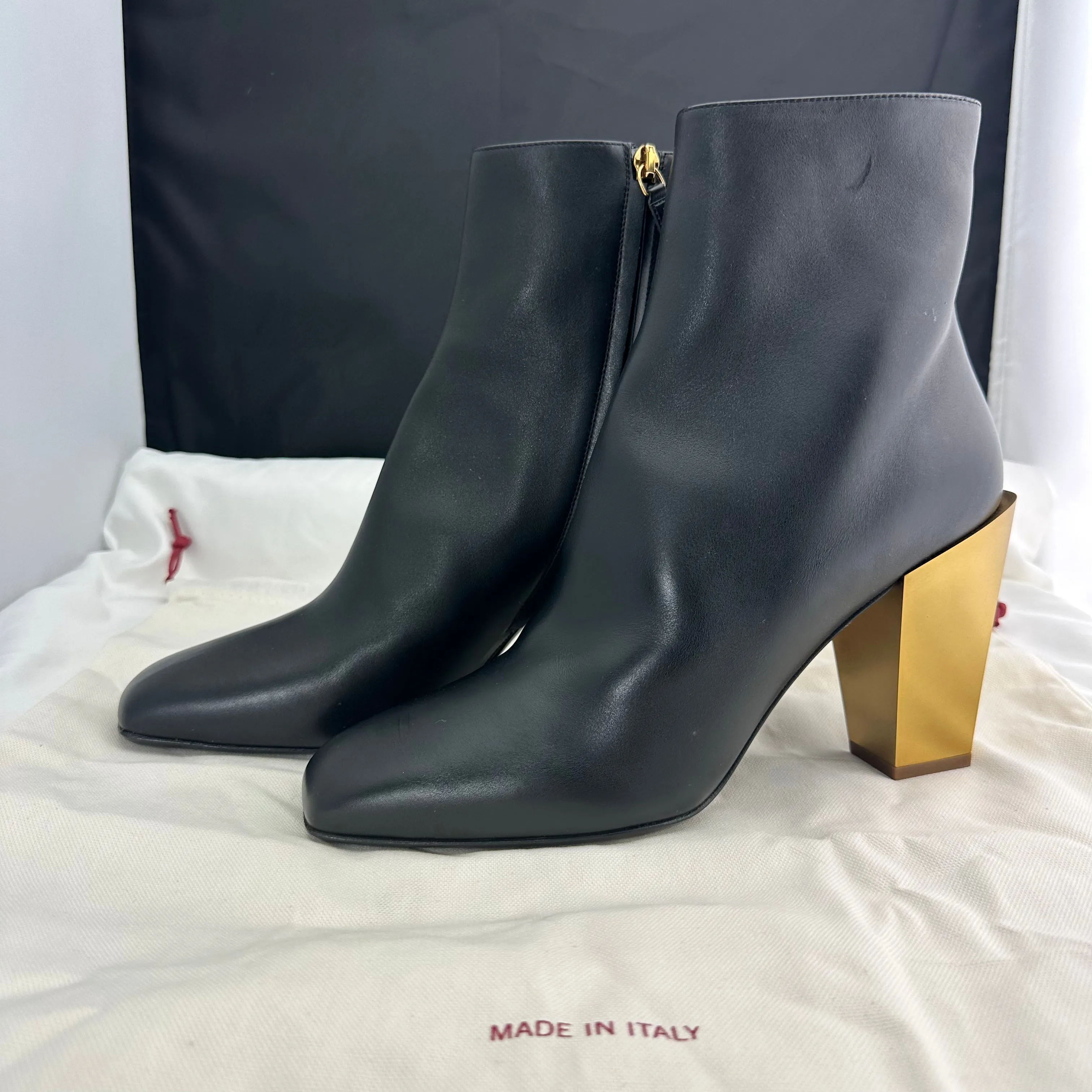 Salvatore Ferragamo Teti Booties in Nero