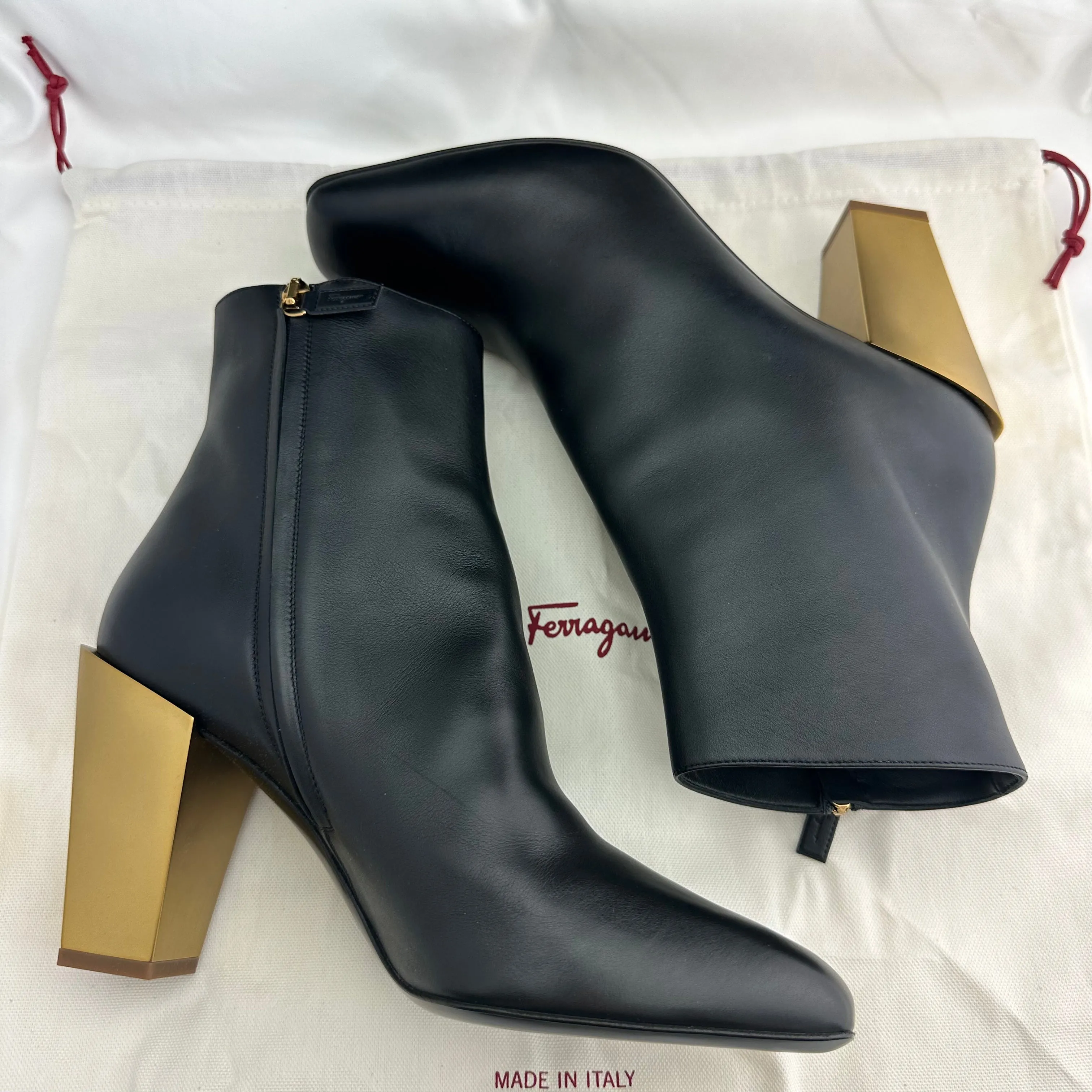 Salvatore Ferragamo Teti Booties in Nero