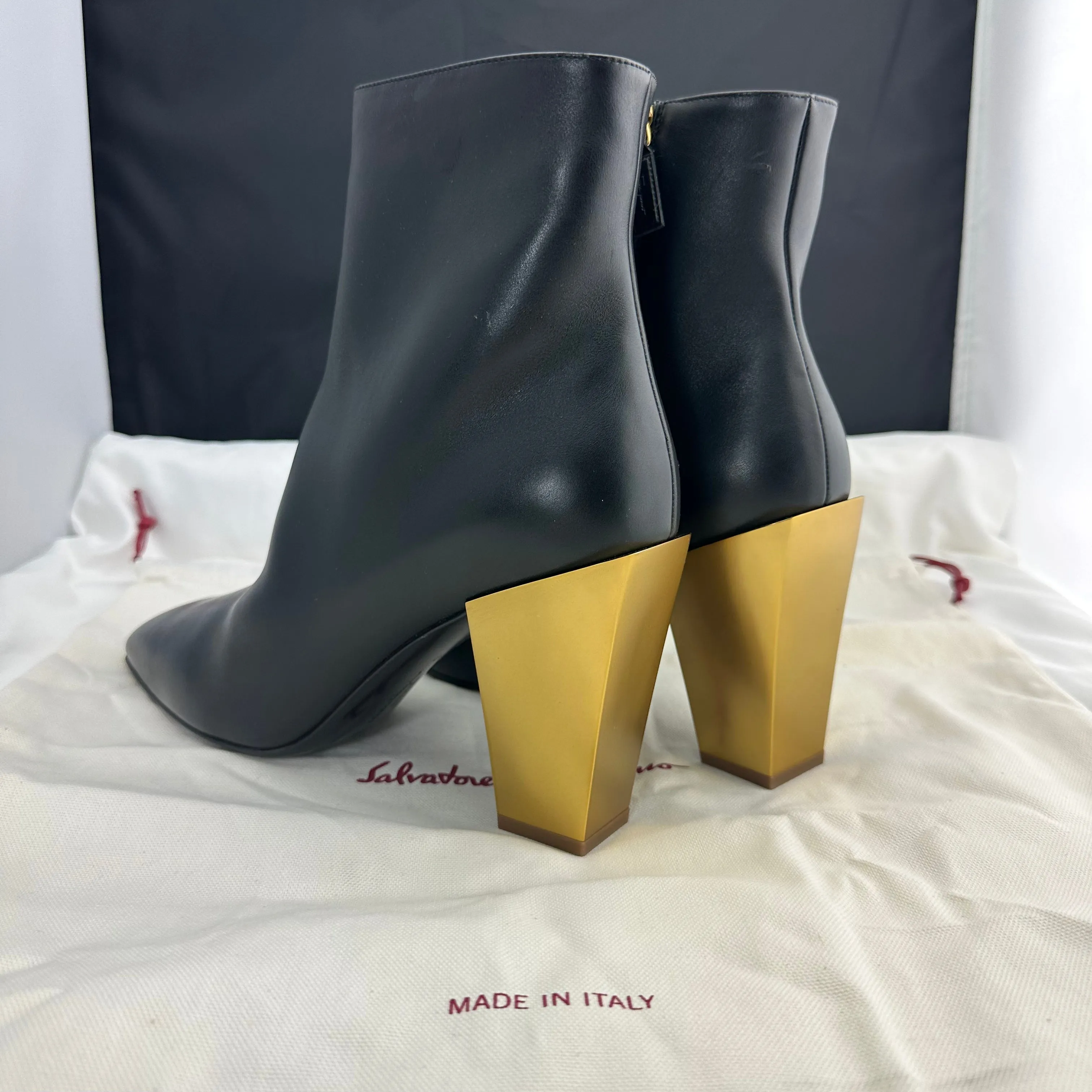 Salvatore Ferragamo Teti Booties in Nero