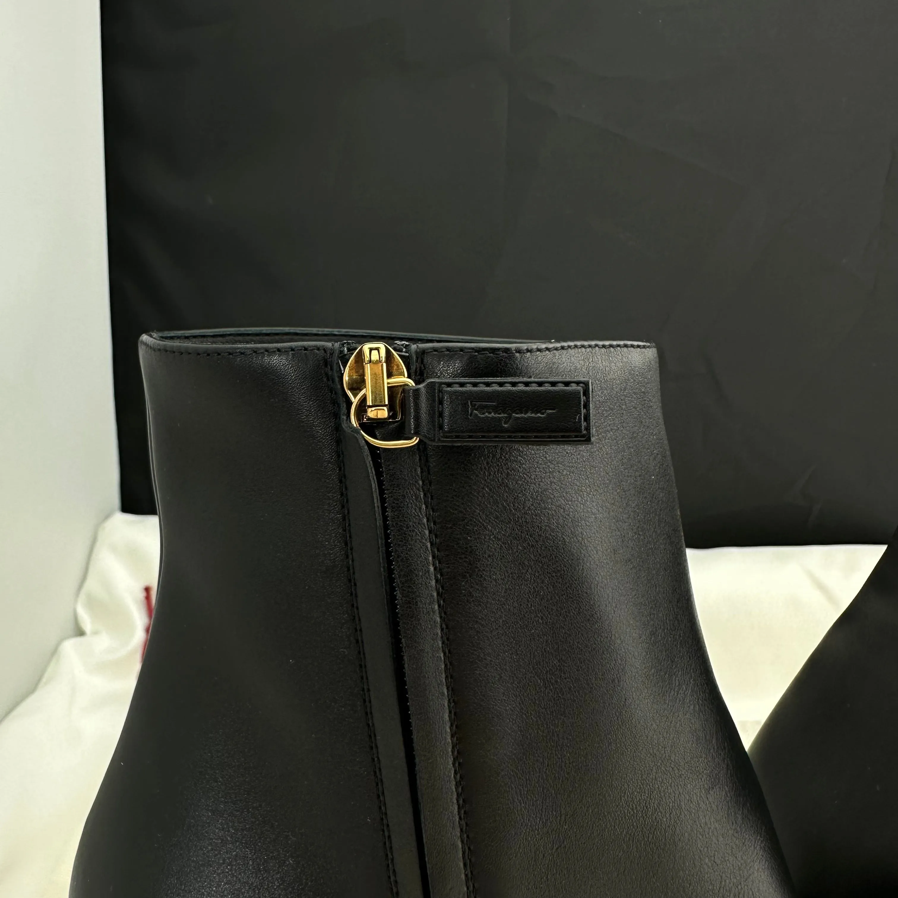 Salvatore Ferragamo Teti Booties in Nero