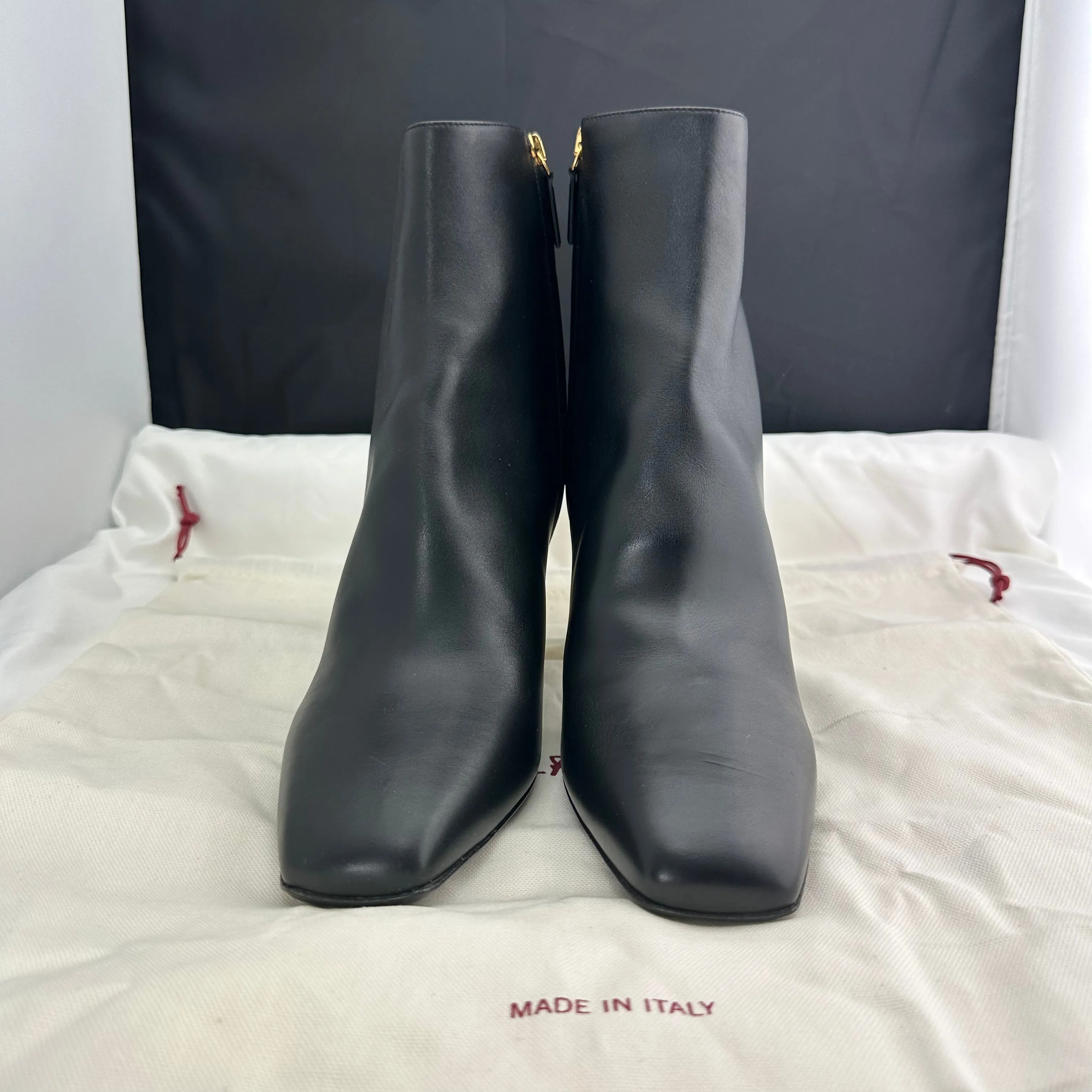 Salvatore Ferragamo Teti Booties in Nero