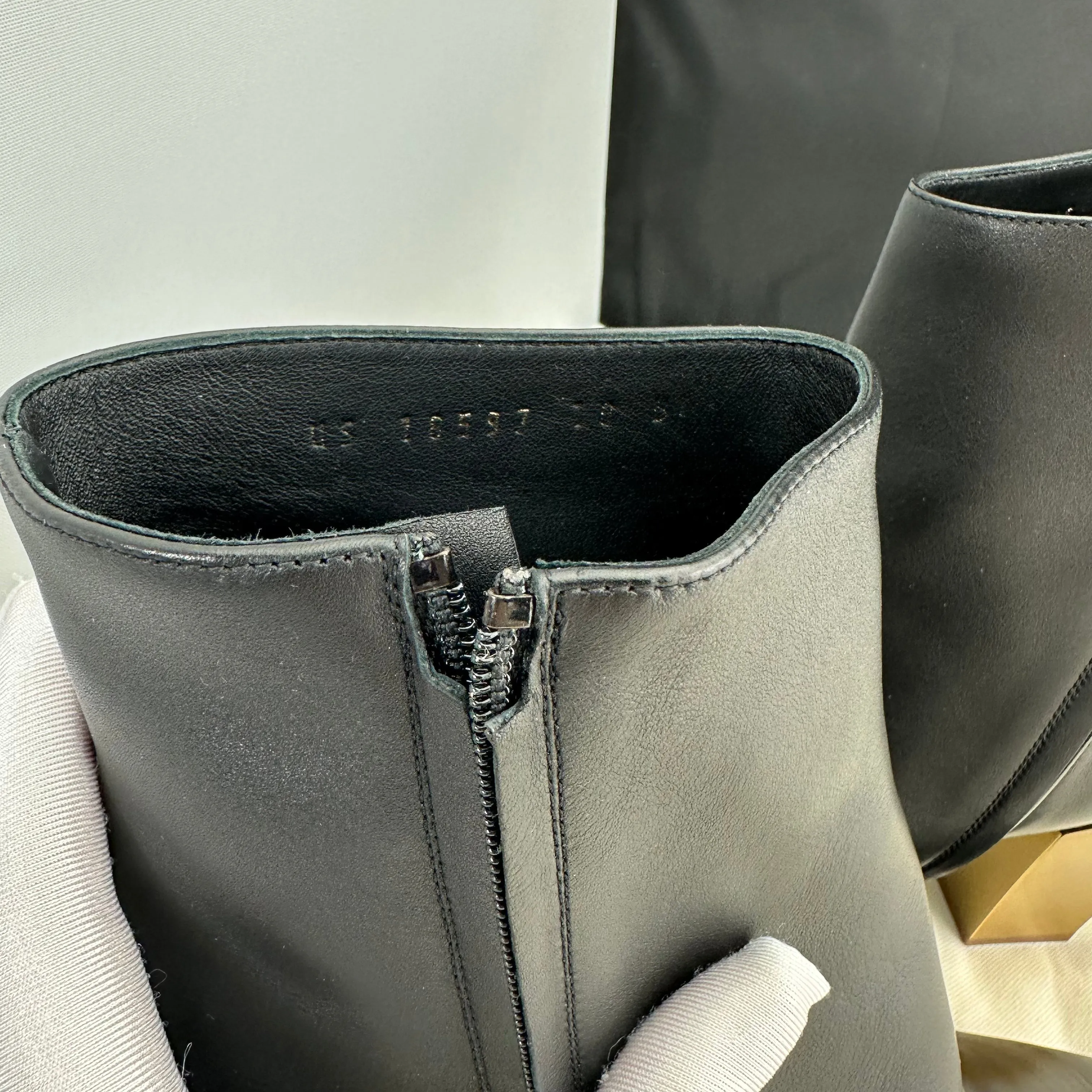 Salvatore Ferragamo Teti Booties in Nero