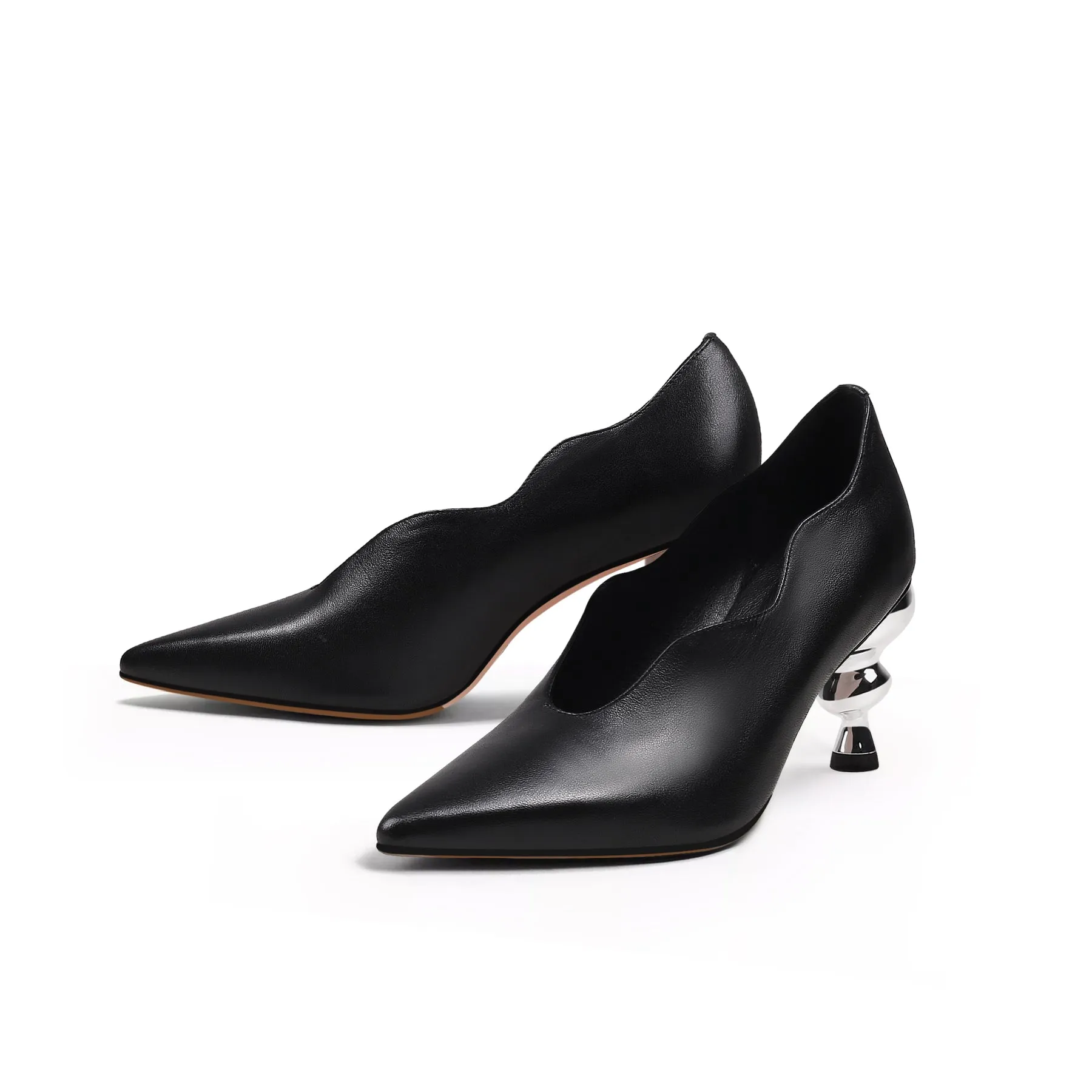 Scalloped Edge Kettle Heel Leather Pump - Black